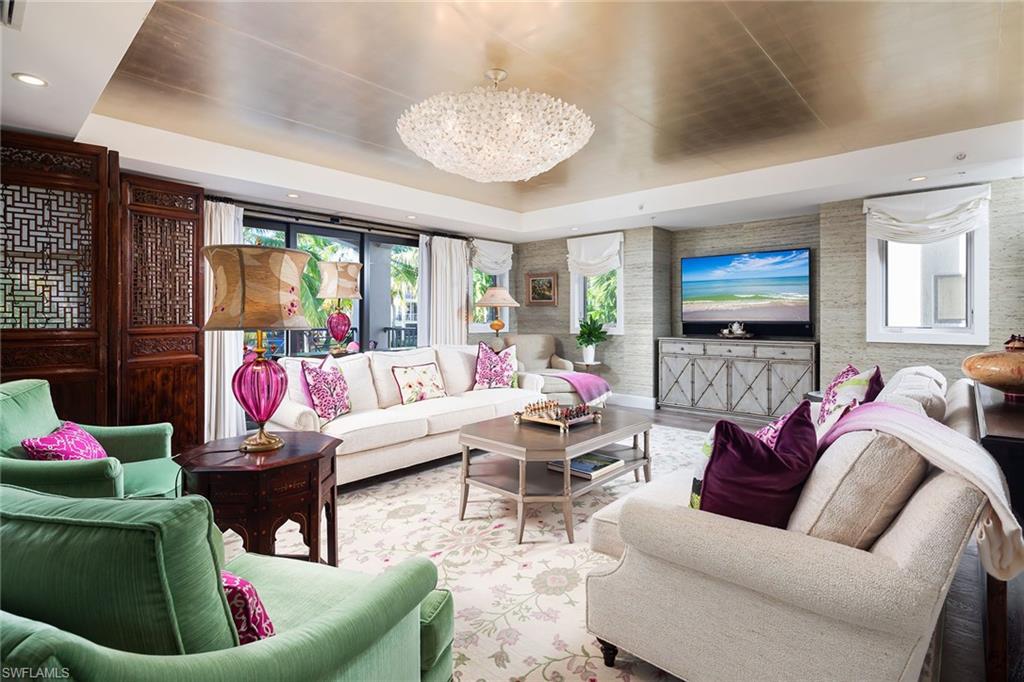 ESMERALDA ON EIGHTH - Residential