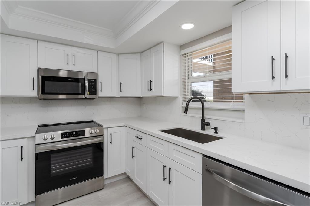 COUNTRY CLUB MANOR - Residential