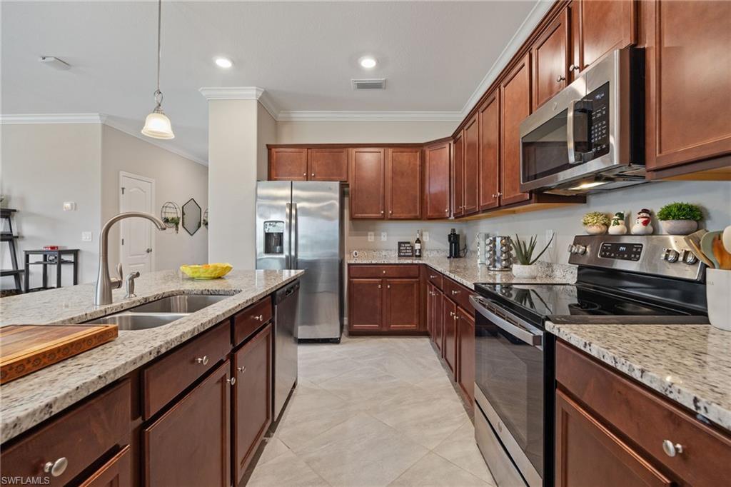 HAMPTON LAKES - Residential