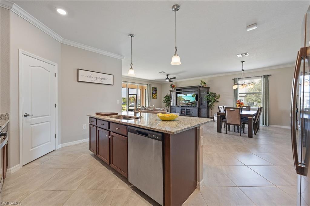 HAMPTON LAKES - Residential