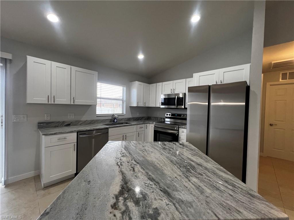 MIRROR LAKES - Residential Lease