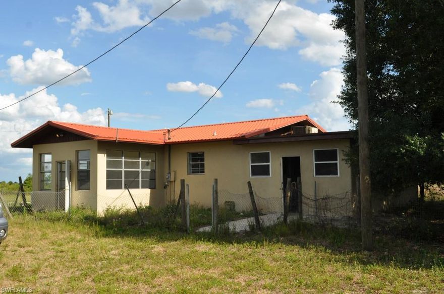 Quaint home for the country lovers!!  Huge barn on property which is fully fenced.