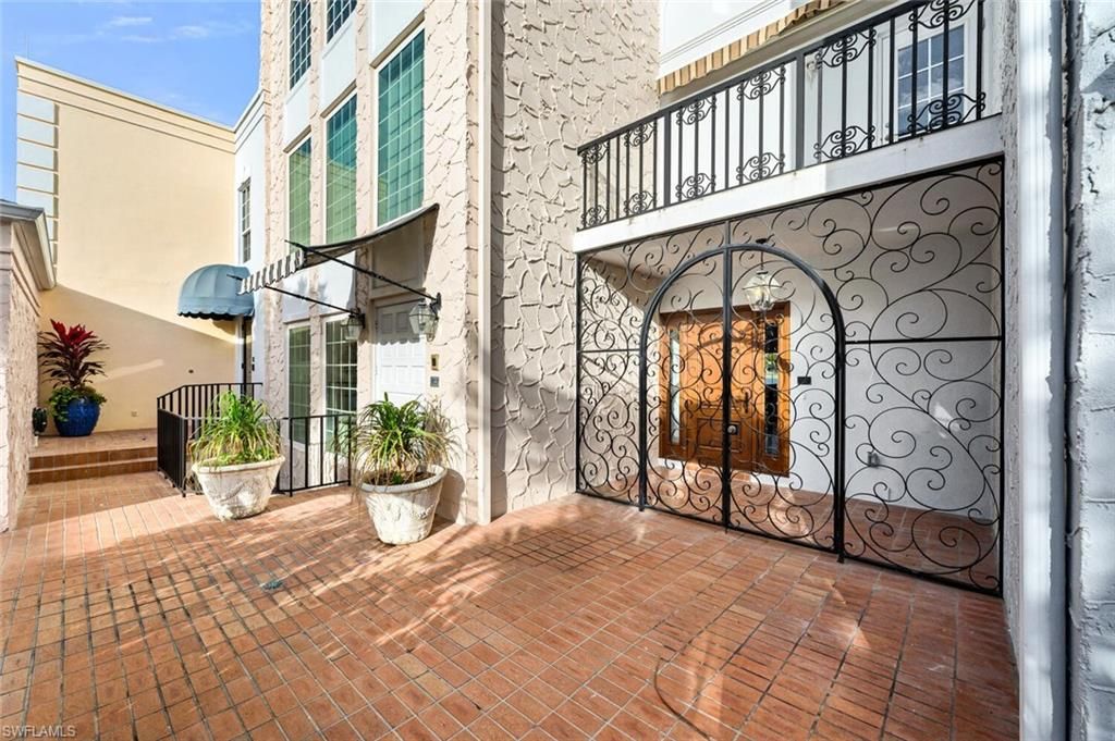 Photo of 4000 Gulf Shore BLVD N #1400, NAPLES, FL 34103 (MLS # 225077534)