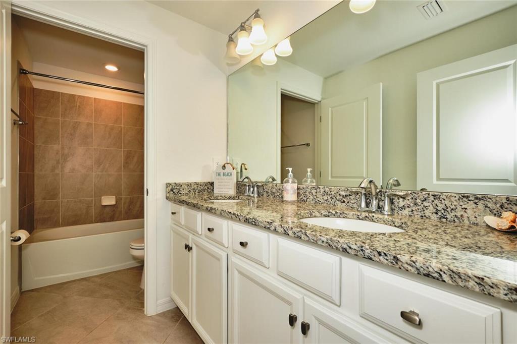 HAMPTON LAKES - Residential