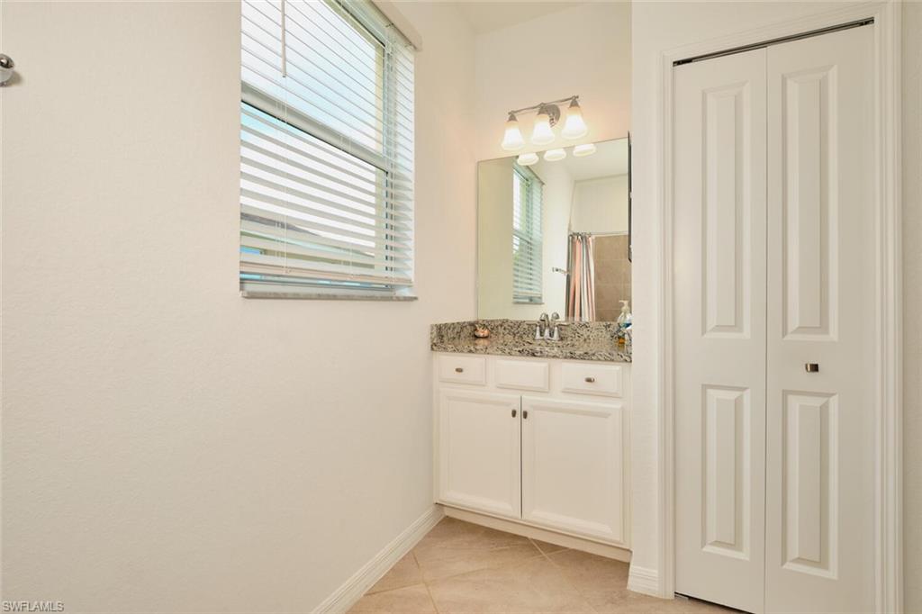 HAMPTON LAKES - Residential