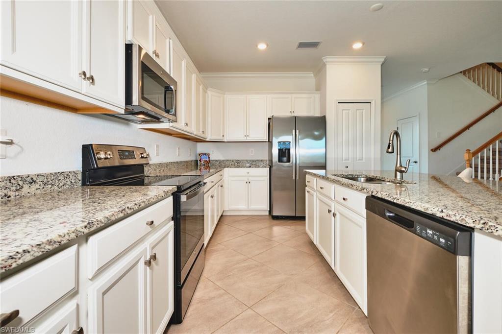 HAMPTON LAKES - Residential