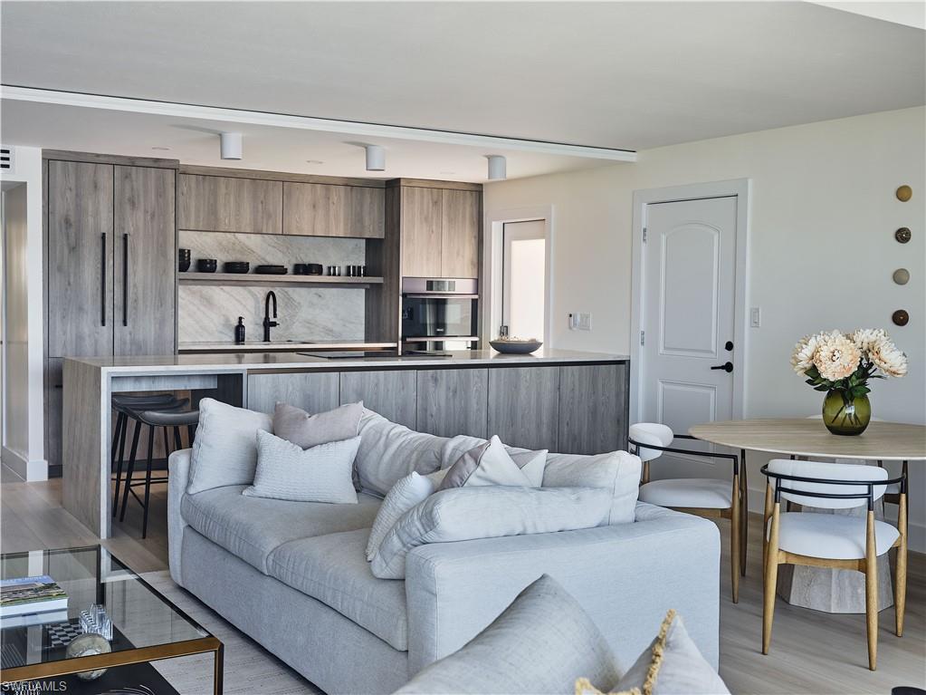 MOORINGS BAY APTS - Residential