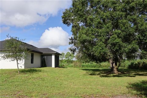 A home in LABELLE