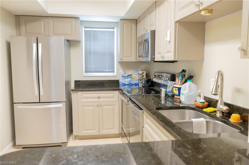 IMPERIAL PALMS - Residential Lease