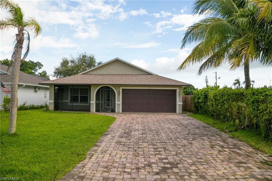 ***NAPLES PARK***3BED/2BATH***FENCED BACKYARD***

Gorgeous 3 bedroom with den home in desirable Naples Park! Fenced in backyard and nice concrete patio area!
Naples Park is located close to everything! Mercato, shopping, dining, I-75, are all just minutes away, not to mention, you can walk to the beach!