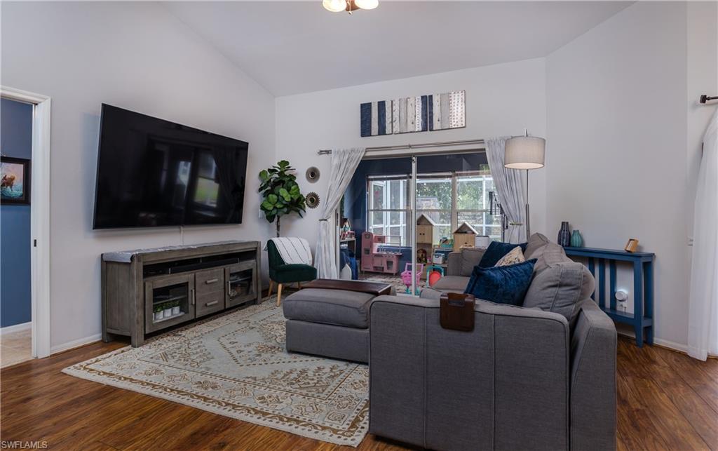 THREE OAKS - Residential