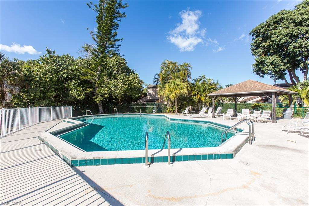 PINE GROVE TOWNHOUSES - Residential