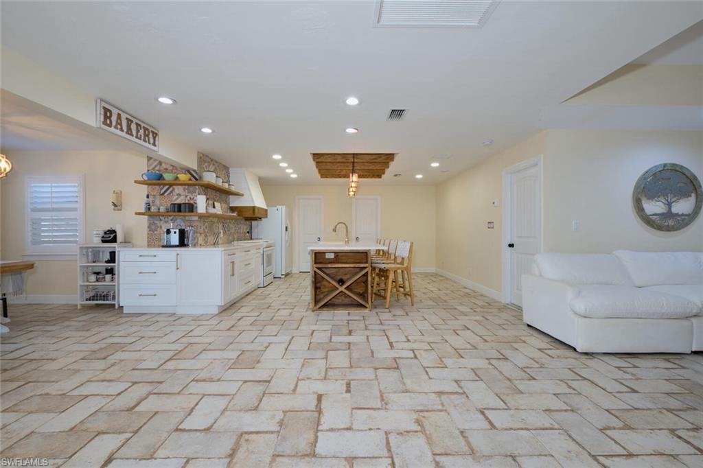 DEEP LAGOON ESTATES - Residential Lease