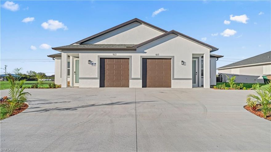 One or more photo(s) has been virtually staged, AI generated or rendered.  Dúplex de obra nueva en Cape Coral, cerca de Diplomat Pkwy. Consta de dos unidades idénticas, cada una con 3 dormitorios y 2 baños, acabados modernos, planos de planta abiertos y servicios públicos independientes. Se encuentra desocupado y listo para su nuevo inquilino.  Sin cuotas de asociación de propietarios (HOA).