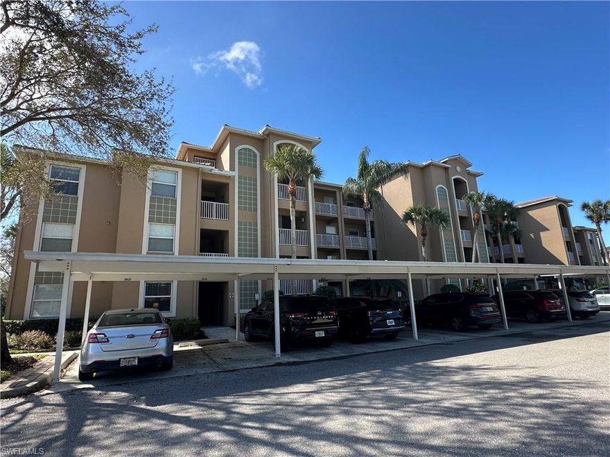 Outstanding views from this second-floor golf condo. Cedar Hammock Golf and Country Club is one of the most popular bundled golf communities in Southwest Florida. Close to world class beaches, fine dining and minutes from shopping on famous 5th avenue, this community is a great value.