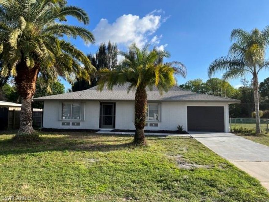 Great opportunity for first time home buyer , 2Bd and 2Ba , NEW ROOF 2022 . Completely renovated kitchen and bathrooms , Stainless  steel appliances , quartz countertops , New flooring throughout the house , New lights fixtures in the house . This house is ready to move in. 
East Elementary School , Supermarkets , restaurants and the 75 Interstate nearby .