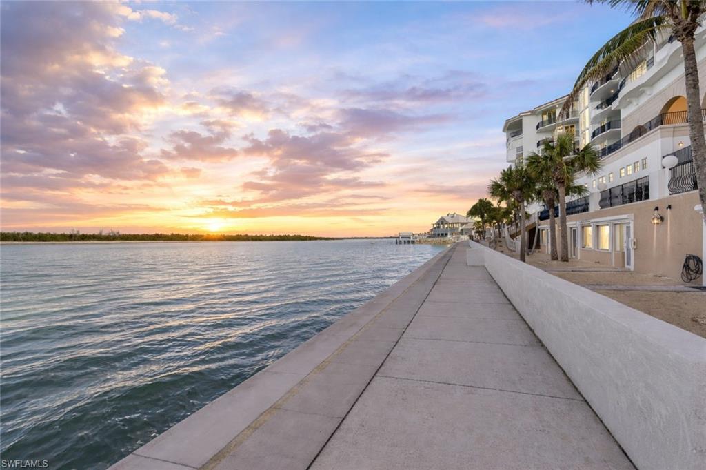 TWIN DOLPHINS - Residential