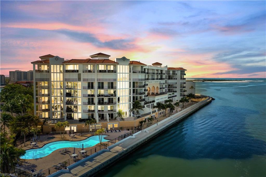 TWIN DOLPHINS - Residential