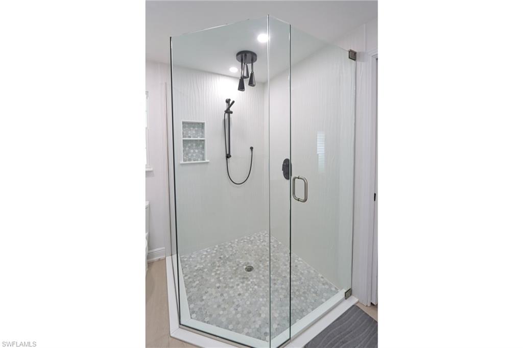 LA CHELLE MANOR - Residential Lease