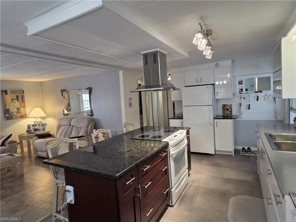 LAZY DAYS MOBILE VILLAGE - Residential