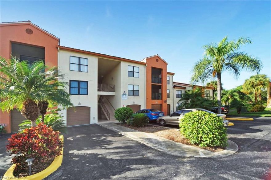 Perfect updated condo in the quiet Fort Myers area. Simple, easy Florida living! Beautiful tile and laminate floors, updated kitchen and bathrooms. Two bedroom/Two bath split open concept. Community has pool, jacuzzi, fitness center, tennis courts, BBQ picnic area and is central to shopping, restaurants and beaches!
