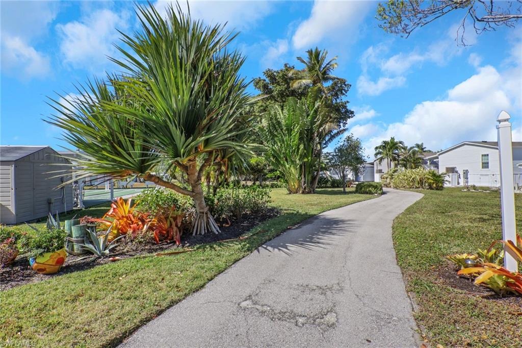 MOORHEAD MANOR - Residential