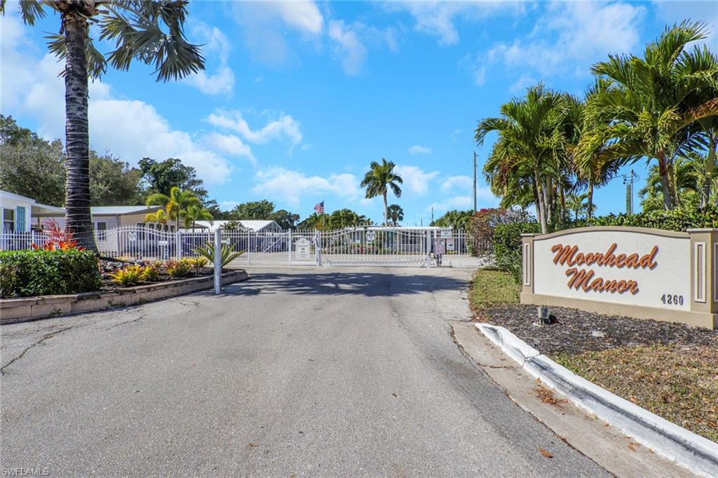 MOORHEAD MANOR - Residential