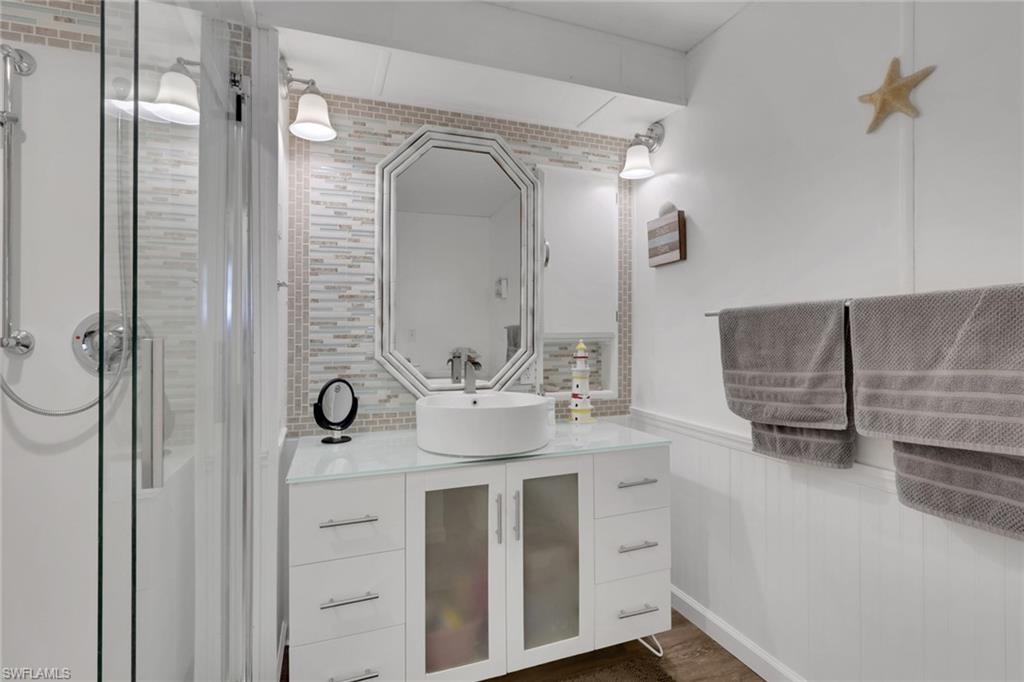 MOORHEAD MANOR - Residential