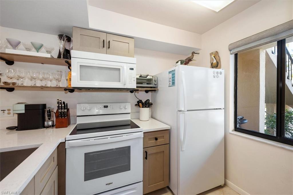 COURT OF PALMS - Residential