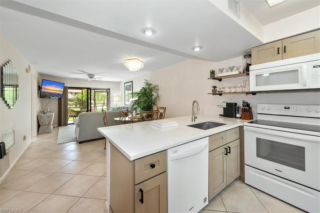 COURT OF PALMS - Residential