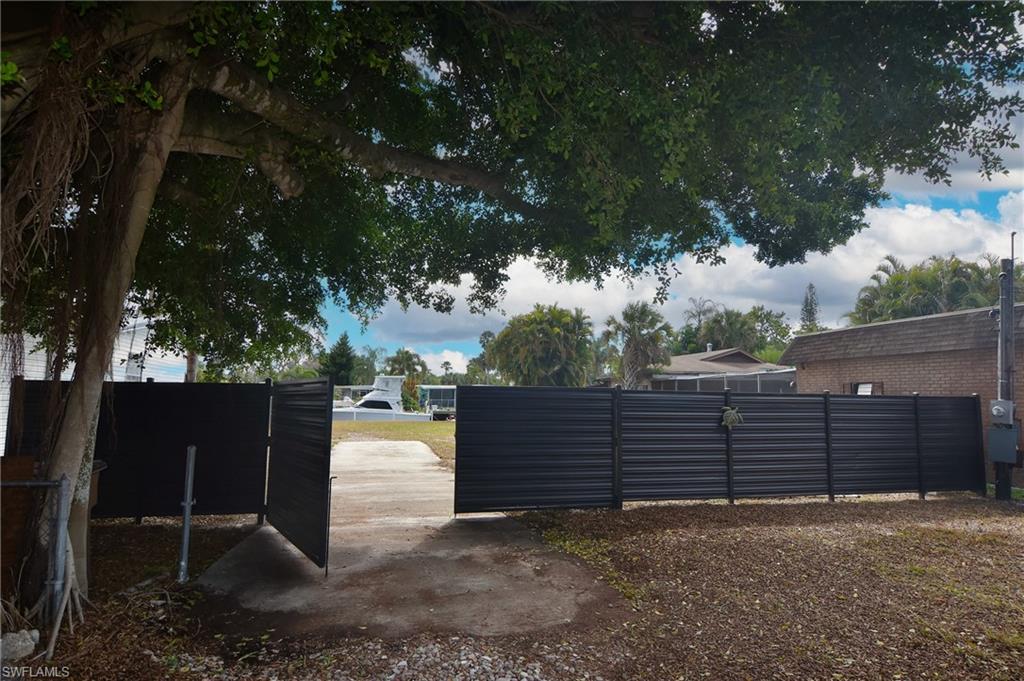 FORT MYERS SHORES - Land