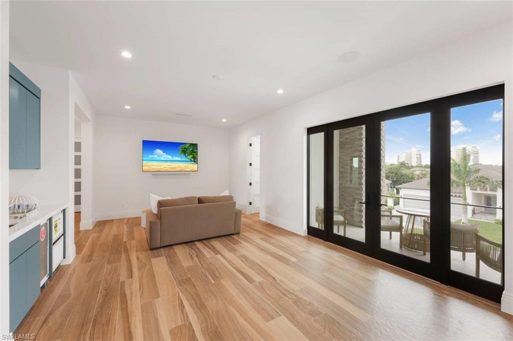 MARCO BEACH - Residential