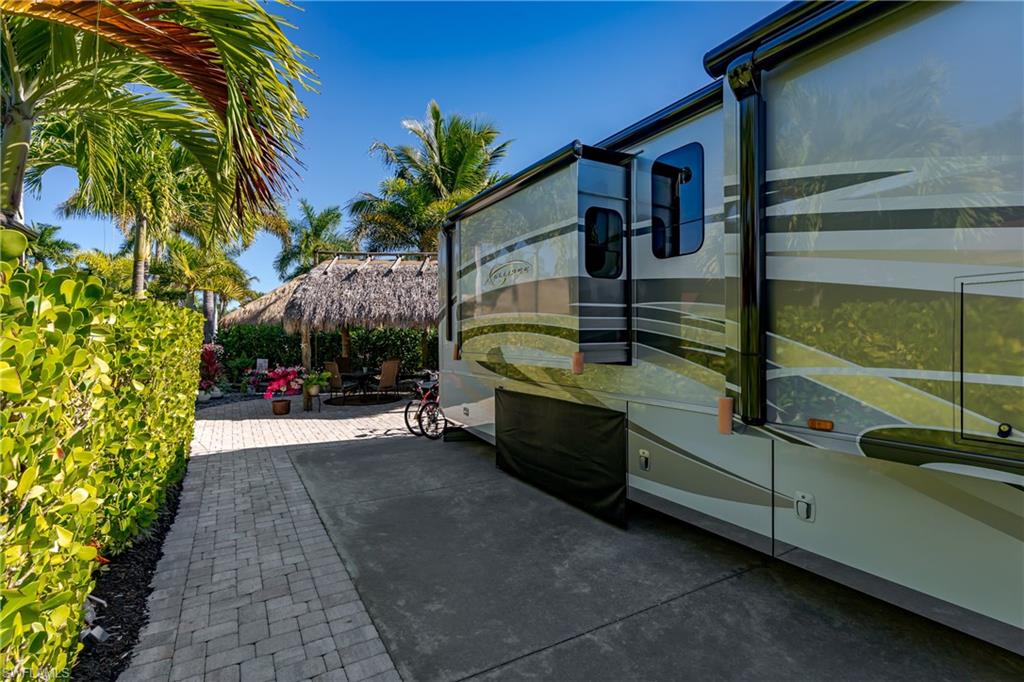 NAPLES MOTORCOACH RESORT - Land