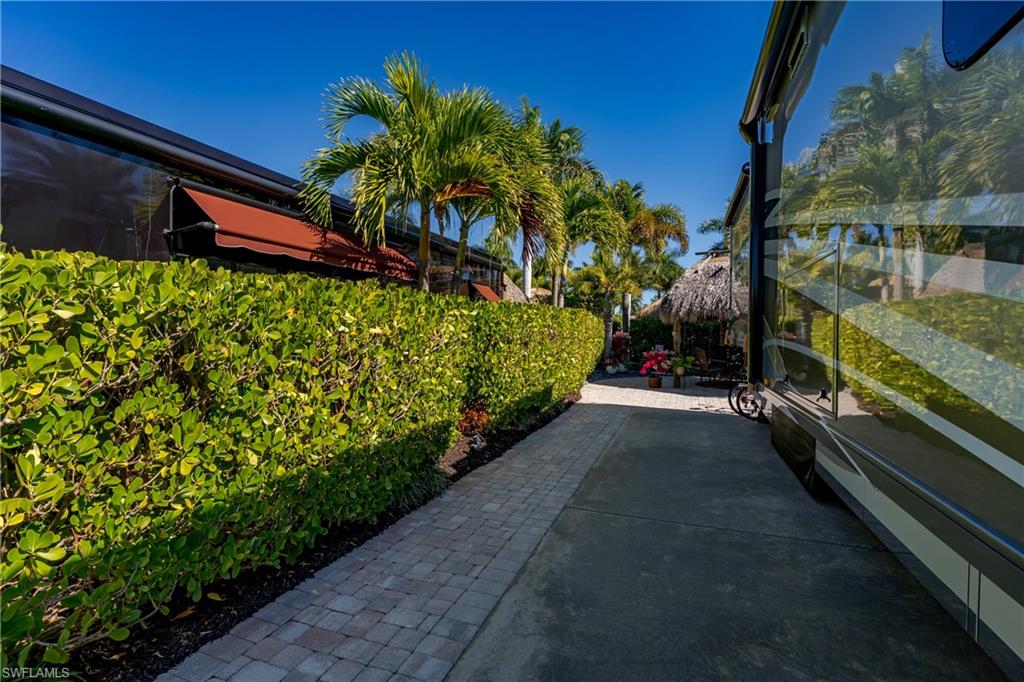 NAPLES MOTORCOACH RESORT - Land