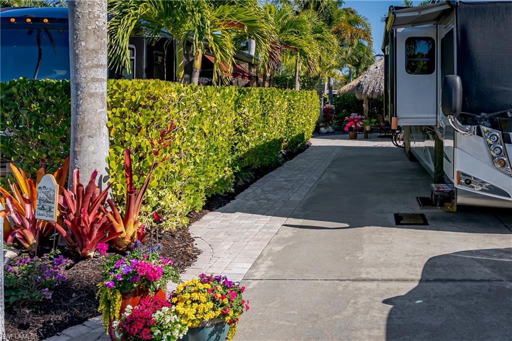 NAPLES MOTORCOACH RESORT - Land