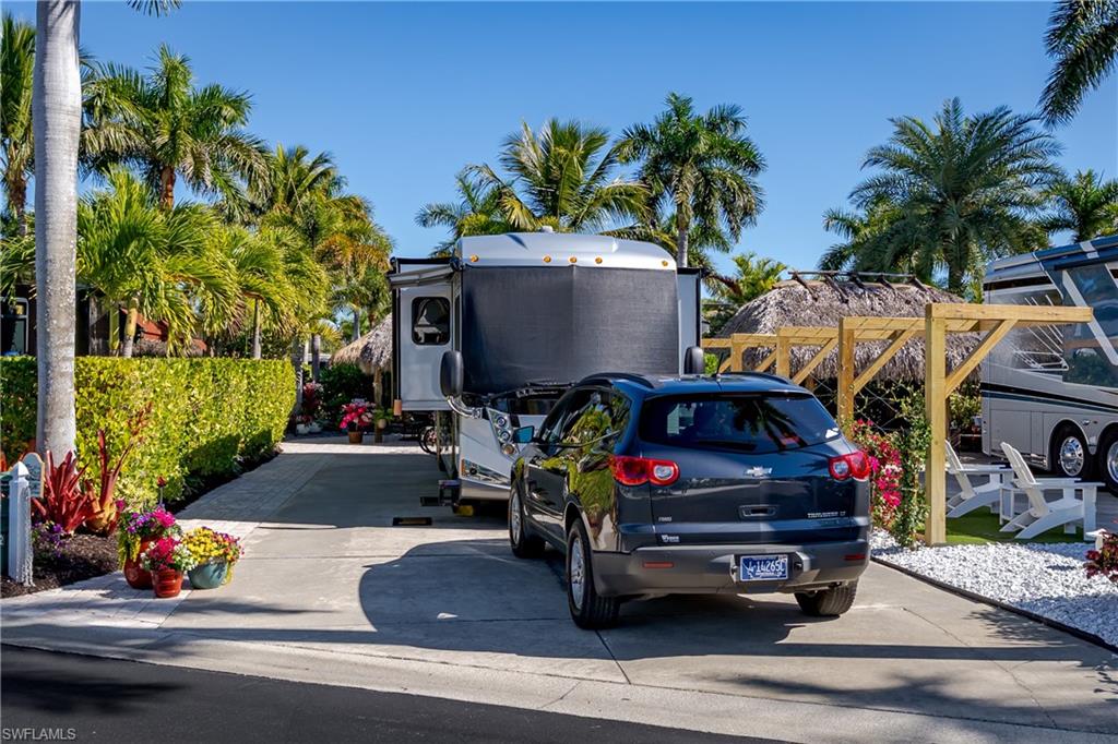 NAPLES MOTORCOACH RESORT - Land