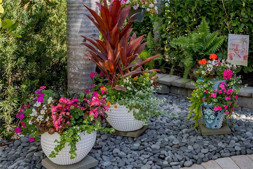 NAPLES MOTORCOACH RESORT - Land