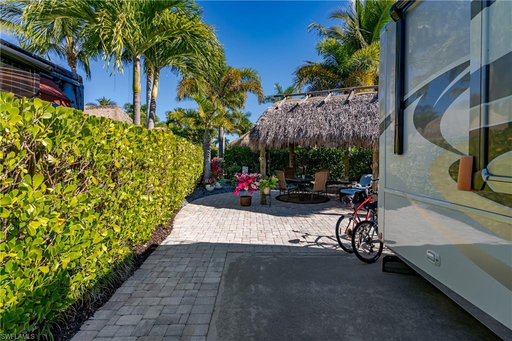 NAPLES MOTORCOACH RESORT - Land