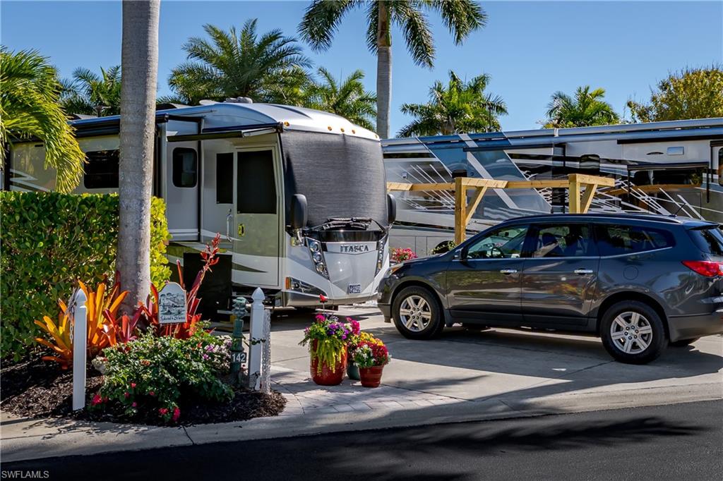NAPLES MOTORCOACH RESORT - Land