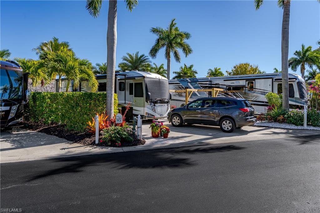 NAPLES MOTORCOACH RESORT - Land