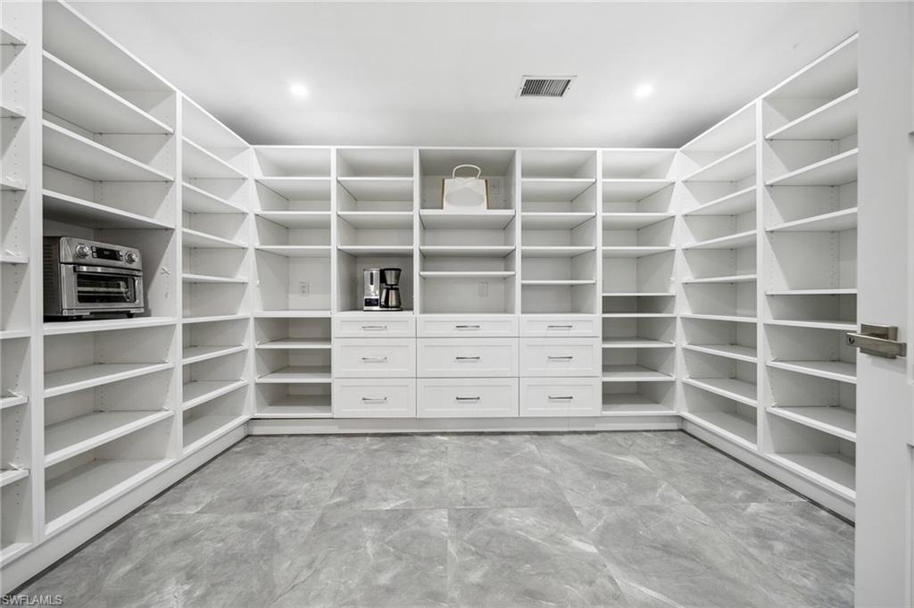 IMPERIAL SHORES - Residential