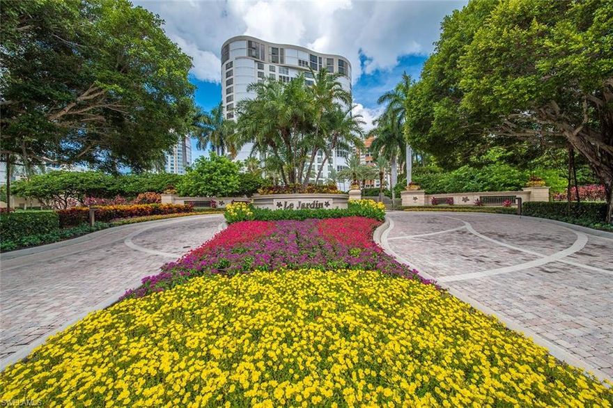 C.13781 - Live the dream with unobstructed views over the Gulf and Venetian Bay in this captivating 3 BR, 3.5 BA, sky home.  Sprawling over 3800 SQ FT, with 2 outdoor living areas, this home has something your family needs-Space.  Make your other home jealous; as you ascend to the double foyer and step inside a retreat with walls of windows, separate living area, great room, executive study, and 2 guest suites.  This residence embodies maximum living and minimum upkeep to culminate the perfect coastal lifestyle. The select community of Le Jardin is set along the fashionable waters of Park Shore and embraces all the amenities you would expect in a luxury tower.