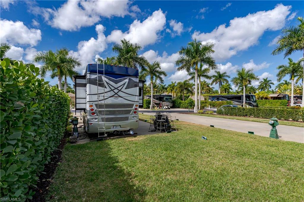 NAPLES MOTORCOACH RESORT - Land