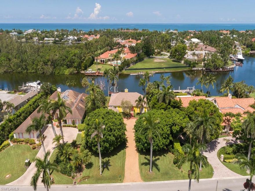 H.13397 - Highly sought after Western exposure single Port Royal lot with enchanting vistas over Old Harbor Cove. Conveniently close to the Port Royal Club amenities. Charming older home could work for interim residence.