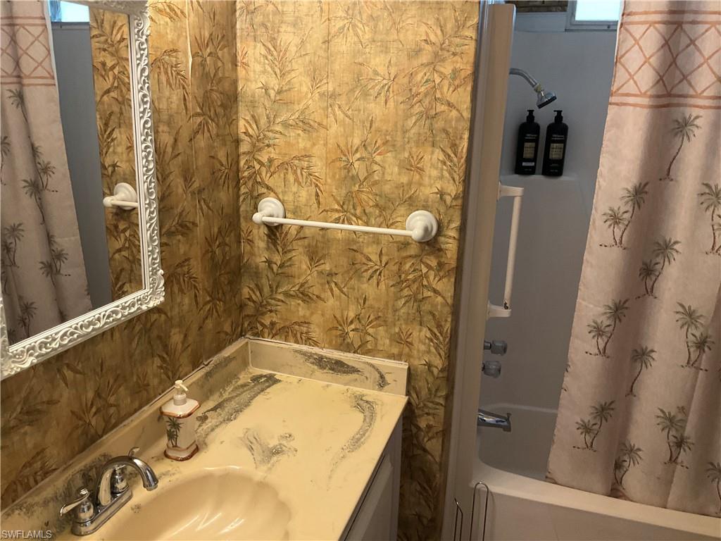 SIX LAKES COUNTRY CLUB - Residential Lease