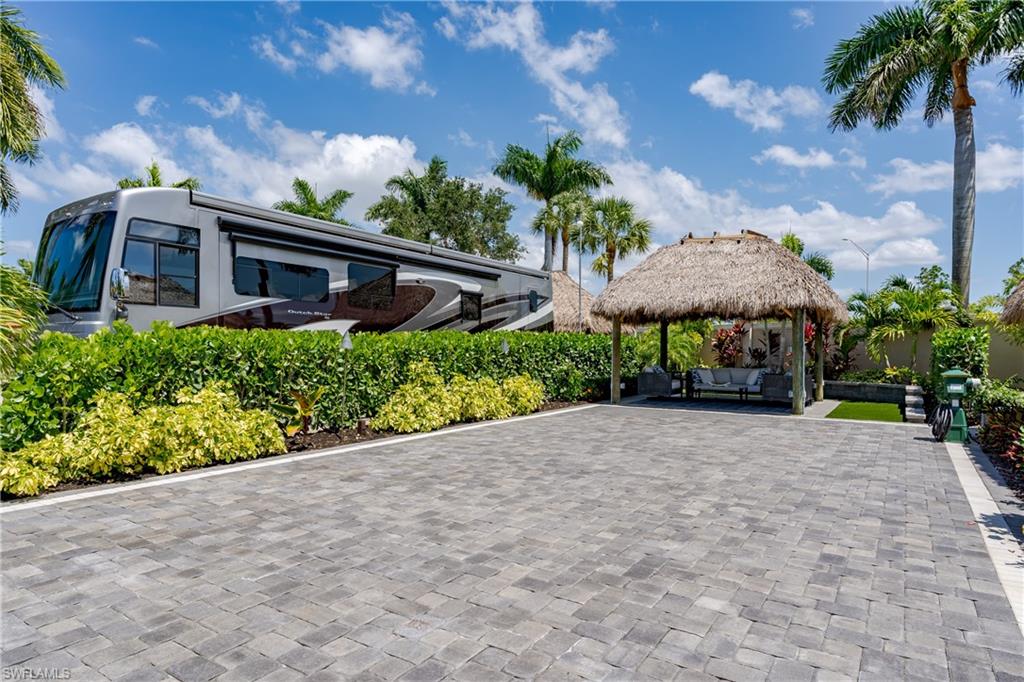 NAPLES MOTORCOACH RESORT - Land