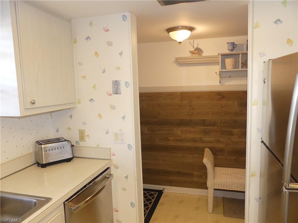 COUNTRY CLUB MANOR - Residential