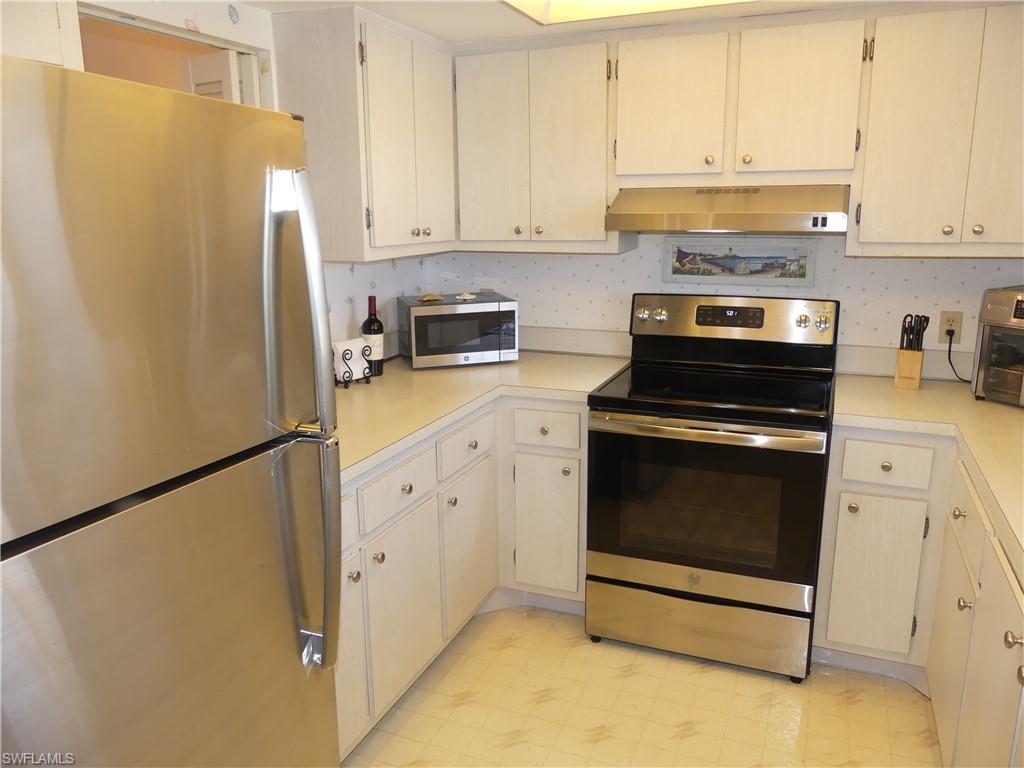 COUNTRY CLUB MANOR - Residential