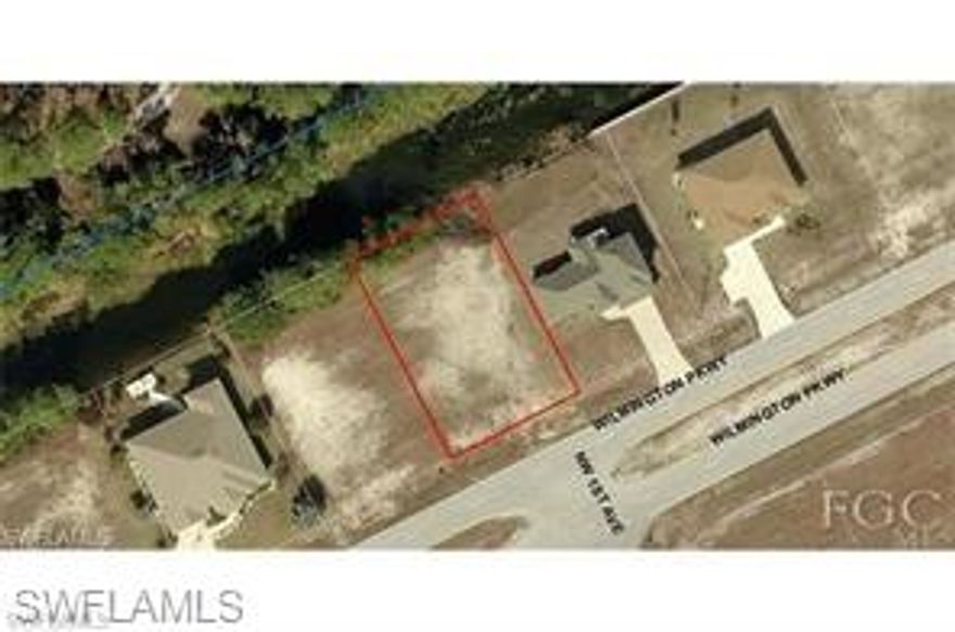 REGULAR LOT IN A FRESHWATER CANAL FACING THE NATURAL PRESERVE, NO NEIGHBOURS ON YOUR BACKYARD, THE AREA IS SORROUND BY A COMMUNITY OF HOUSES ON AN ACRE OF LAND, QUICK ACCESS TO FORT MYERS AND PORT CHARLOTTE.