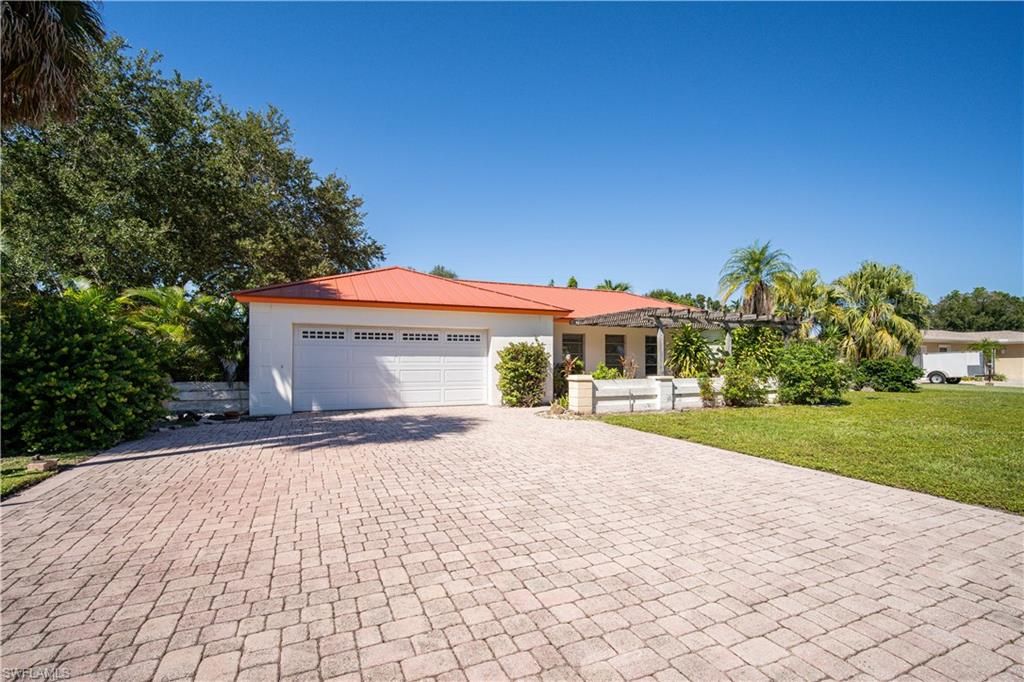 Photo of 10160 McGregor BLVD, FORT MYERS, FL 33919 (MLS # 2025018531)